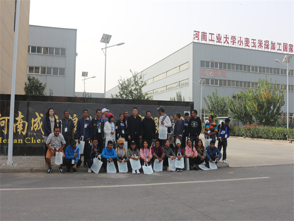 非洲客户考察团参观成立机械工厂